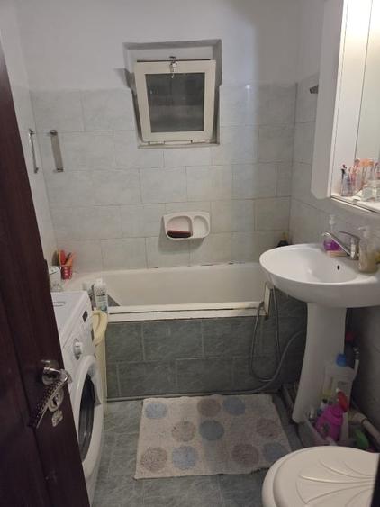 Apartament cu 3 camere decomandat, mobilat în Rovine