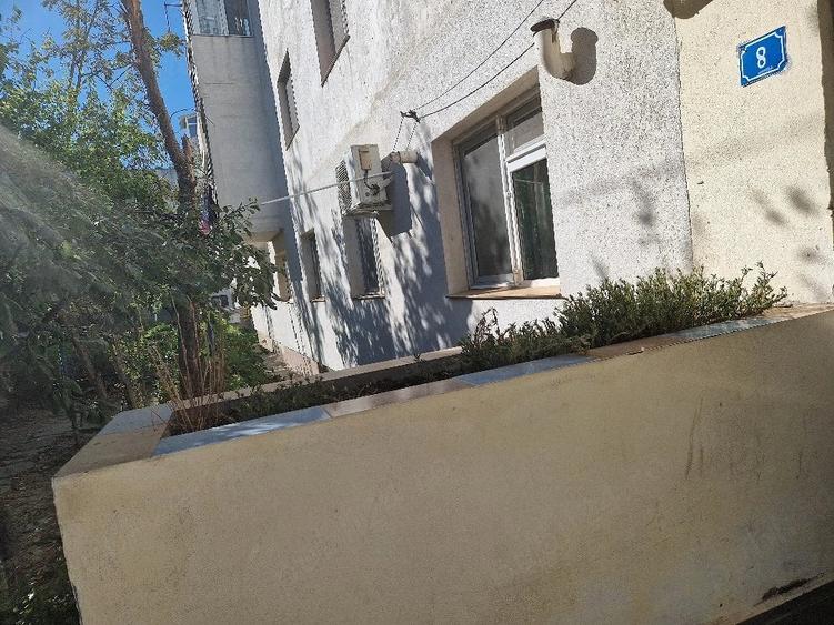 Apartament cu 3 camere semidecomandat în Ivănești