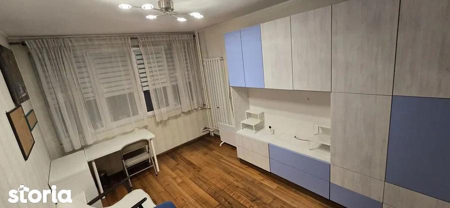 Apartament cu 3 camere decomandat, mobilat în Berceni