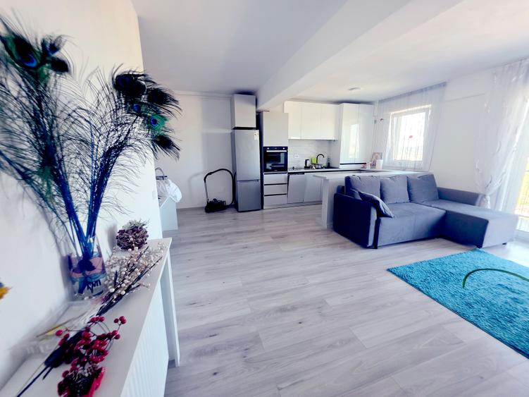 Apartament cu 2 camere decomandat în Tractorul