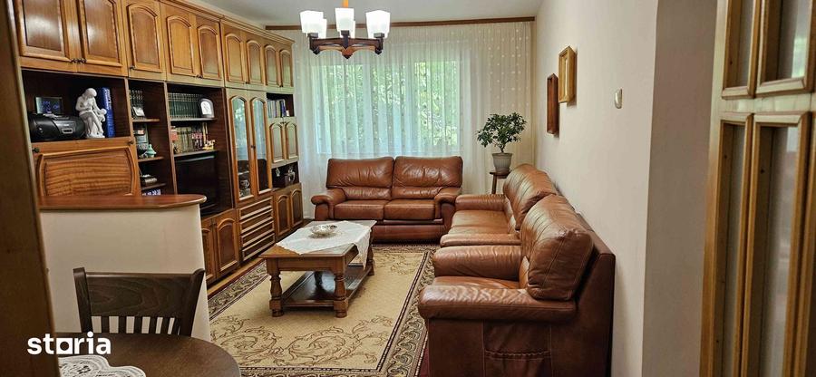 Apartament cu 4 camere decomandat în Est