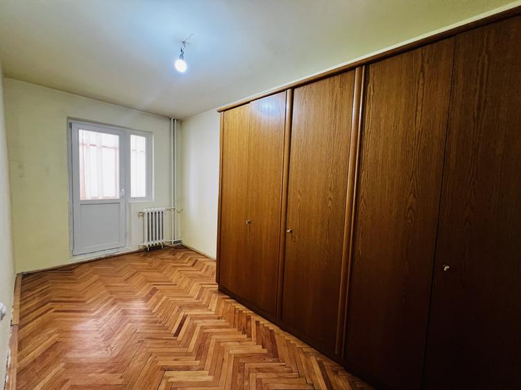Apartament cu 4 camere semidecomandat, mobilat în Girocului