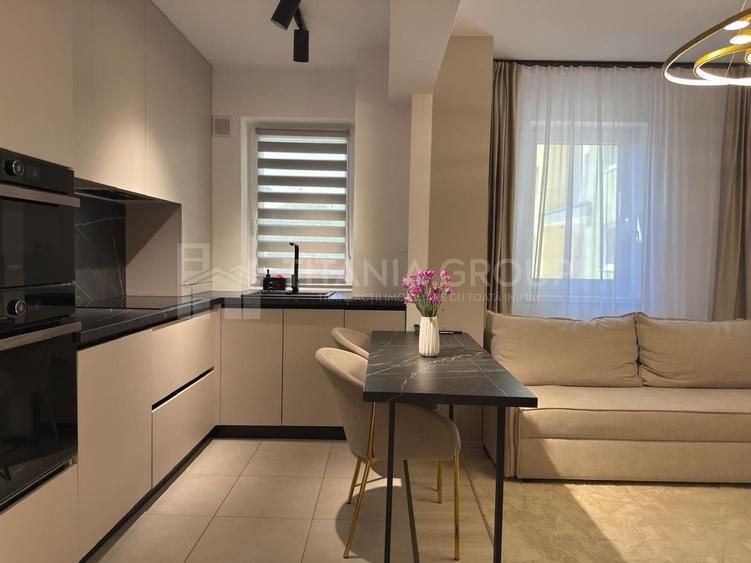 Apartament cu 3 camere semidecomandat în Tractorul