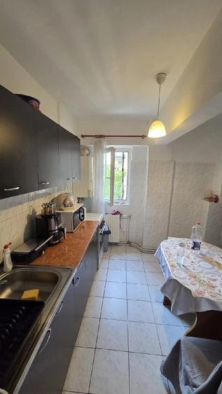 Apartament cu 3 camere decomandat în Micro 16