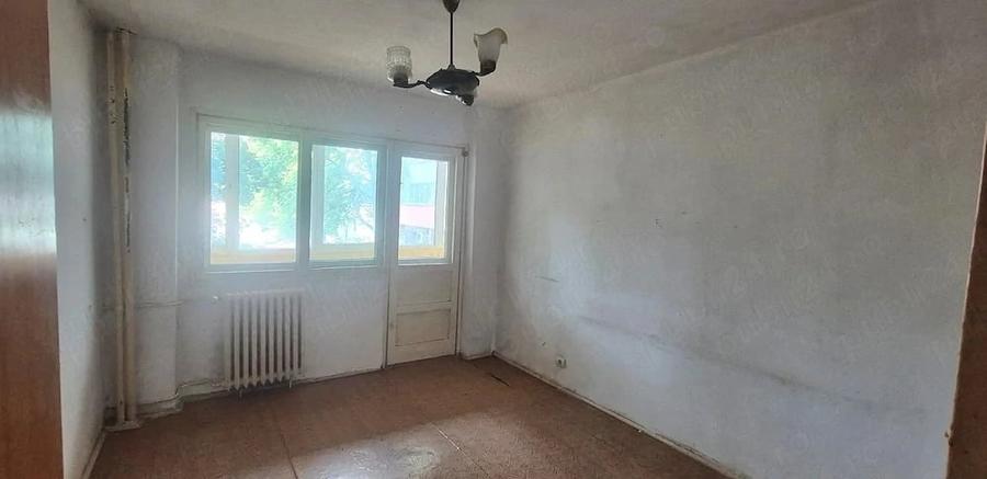 Apartament cu 3 camere semidecomandat în Tei