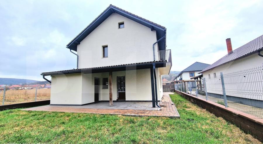 Casă individuală cu 5 camere cu Canalizare în Chinteni