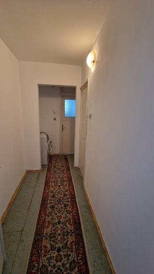 Apartament cu 4 camere semidecomandat în Craiovița Nouă