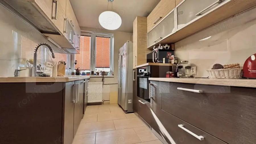 Apartament cu 4 camere semidecomandat, mobilat în Decebal