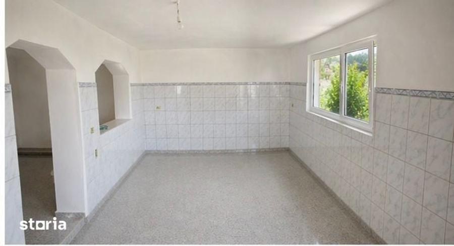 Casă cu 3 camere cu Teren 1318 Mp în Central