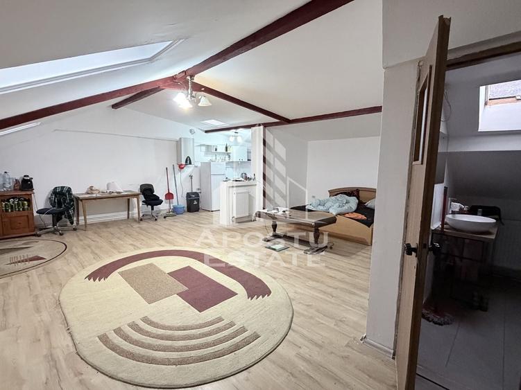 Apartament cu 3 camere semidecomandat, mobilat în Dâmbovița