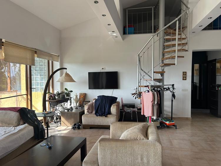 Penthouse cu 3 camere semidecomandat în Herăstrău