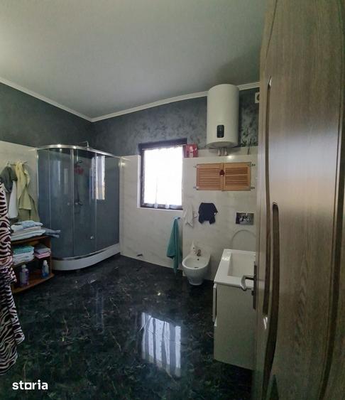 Casă cu 7 camere cu Teren 8000 Mp în Cosmești