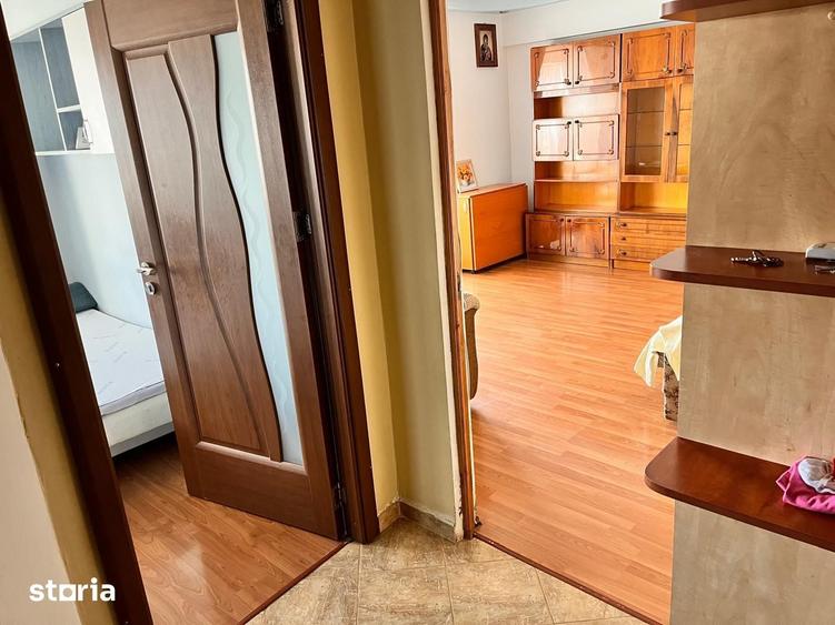 Apartament cu 3 camere semidecomandat în Mircea cel Bătrân