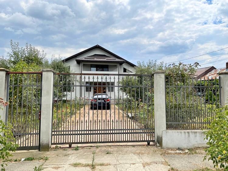 Casă individuală cu 8 camere cu Canalizare în Dumbrava