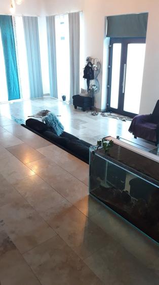 Casă individuală cu 5 camere cu Teren 1200 Mp în Central