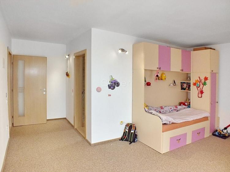Casă individuală cu 5 camere cu Teren 1000 Mp în Stupini