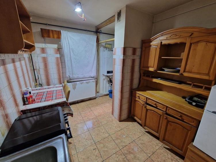 Apartament cu 2 camere semidecomandat în Rovine