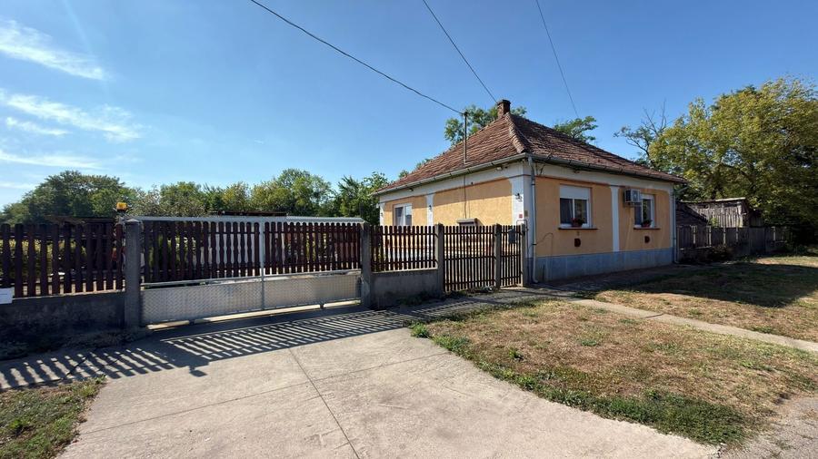 Casă individuală cu 4 camere cu Canalizare în Central