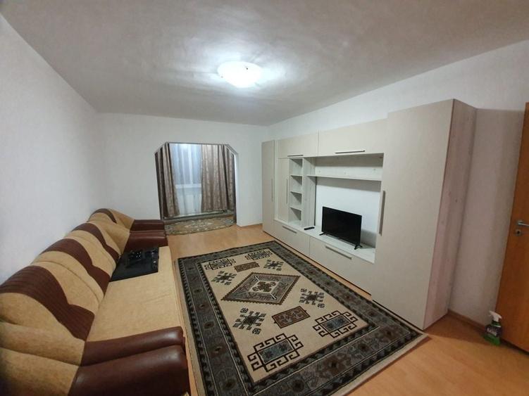 Apartament cu 3 camere decomandat în Tractorul