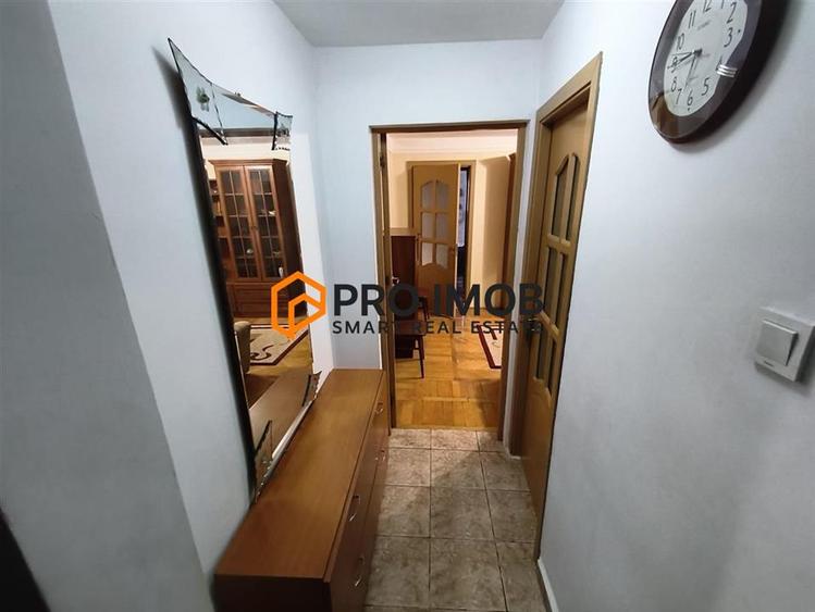 Apartament cu 3 camere semidecomandat, mobilat în 1 Decembrie