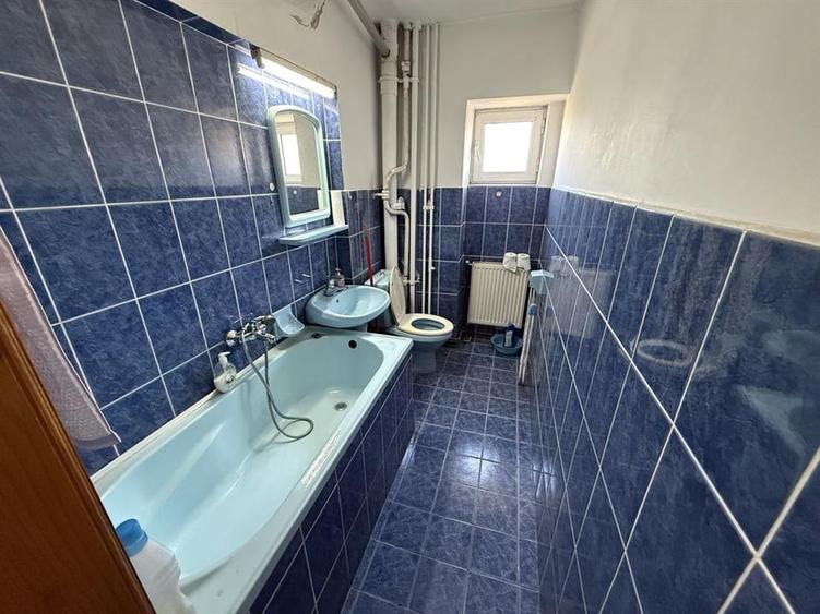 Apartament cu 3 camere decomandat, mobilat în Baza 3