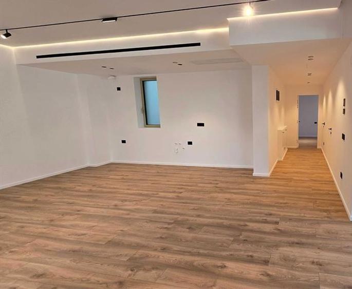Apartament cu 4 camere semidecomandat în Aviatorilor