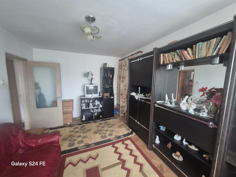 Apartament cu 3 camere semidecomandat în Dărmănești