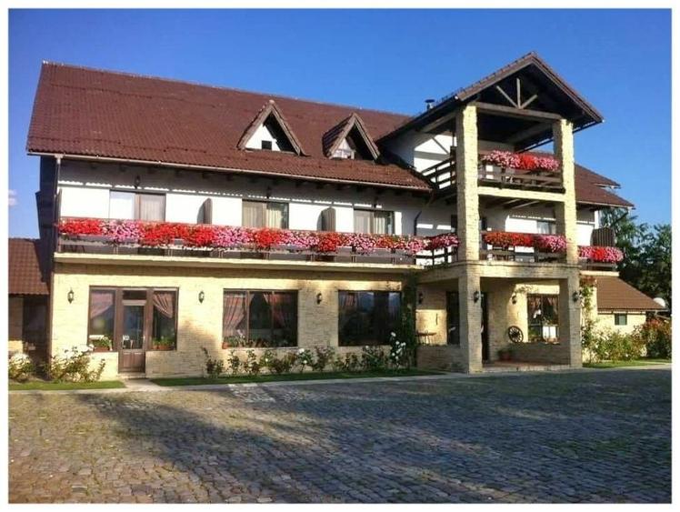 Casă individuală cu 20 camere cu Canalizare în Bran