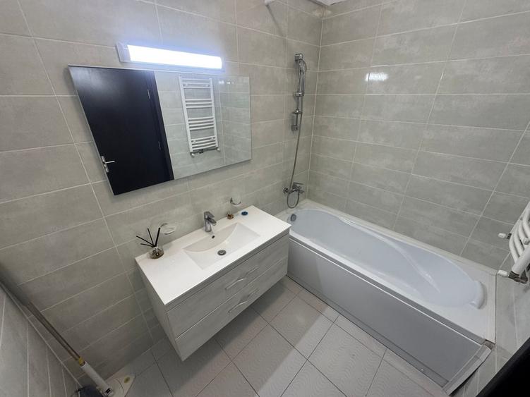 Apartament cu 3 camere decomandat, mobilat în Faleza Nord
