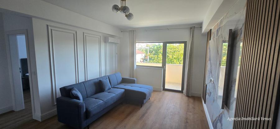 Apartament cu 4 camere decomandat în Central