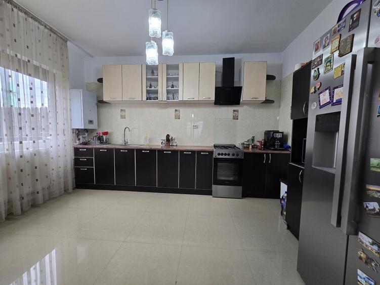Casă cu 6 camere cu Teren 250 Mp în Industriilor