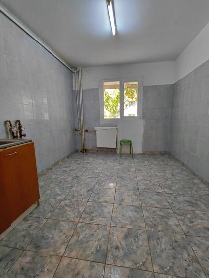 Apartament cu 4 camere decomandat în Rahova