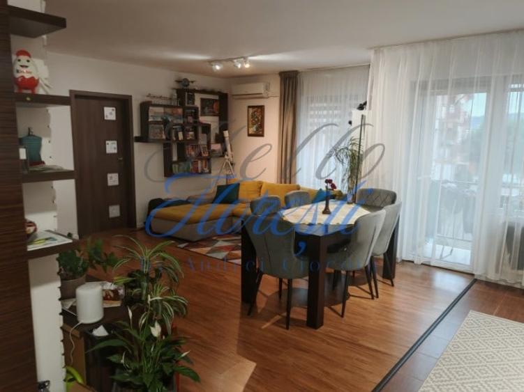 Apartament cu 3 camere semidecomandat, mobilat în Florești