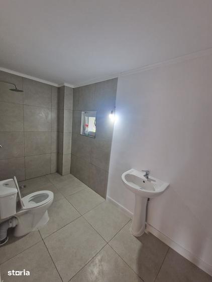 Casă cu 5 camere cu Teren 700 Mp în Ghioșești