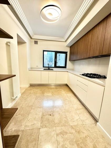 Apartament cu 3 camere semidecomandat, mobilat în Capitale