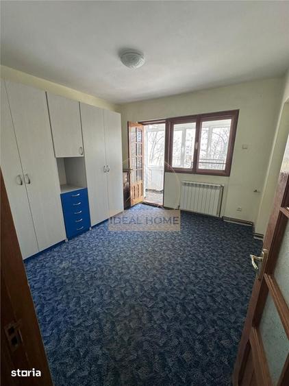 Apartament cu 3 camere semidecomandat în Podu Roș