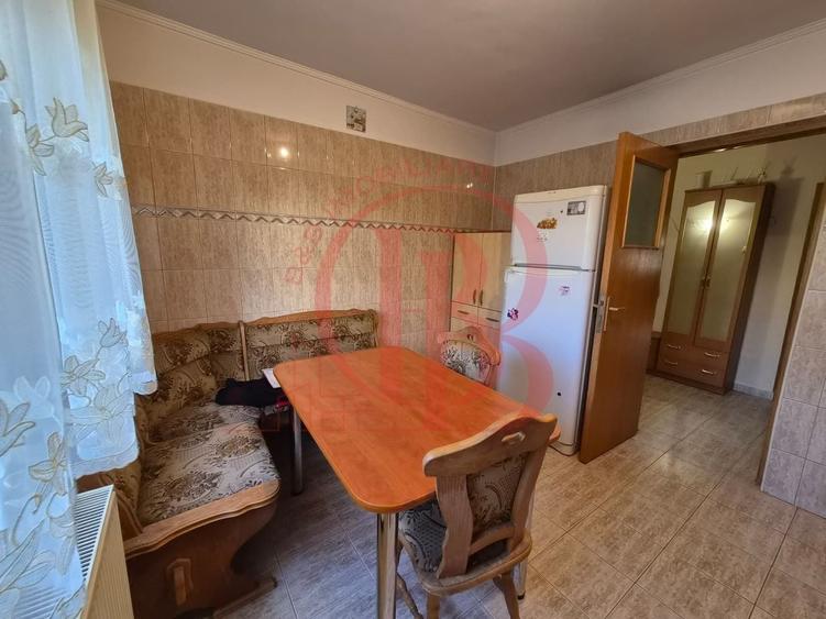 Apartament cu 3 camere decomandat, mobilat în Vitan