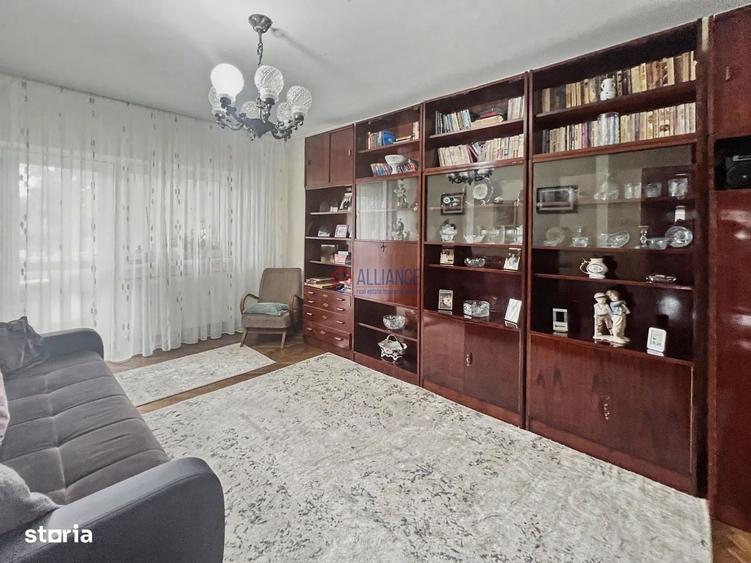 Apartament cu 3 camere decomandat în Delfinariu