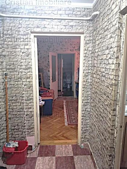 Apartament cu 3 camere semidecomandat în Obor
