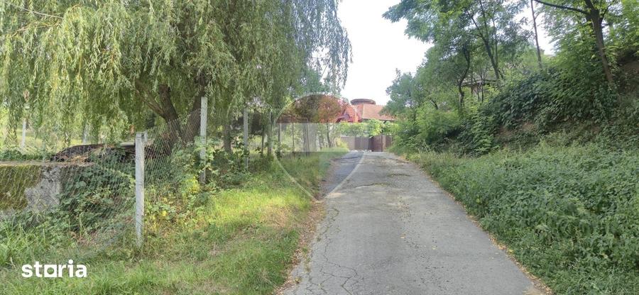 Teren de 4865 mp, în Central