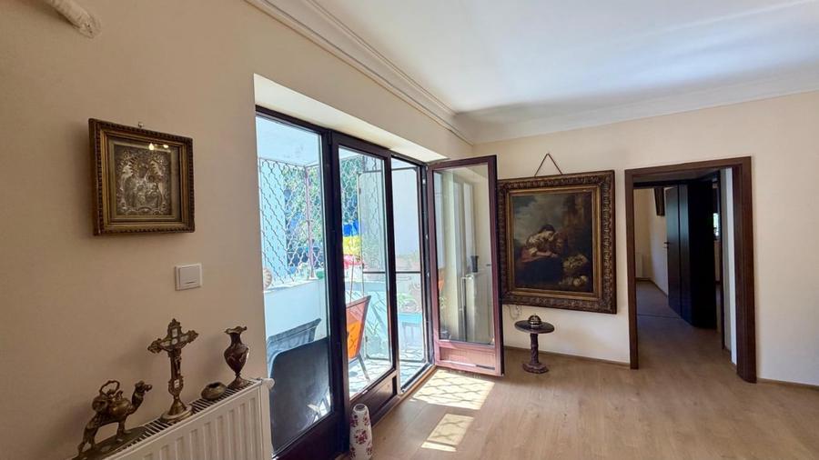 Apartament cu 3 camere semidecomandat în Primăverii