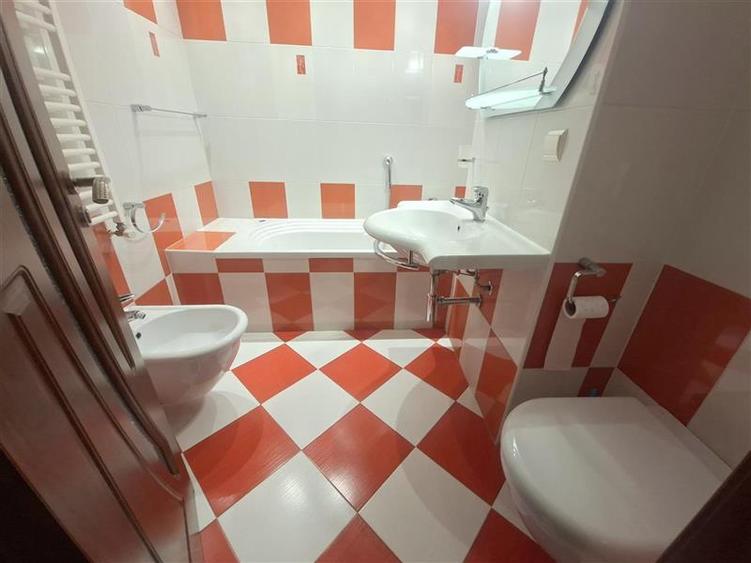 Apartament cu 3 camere decomandat în 9 Mai