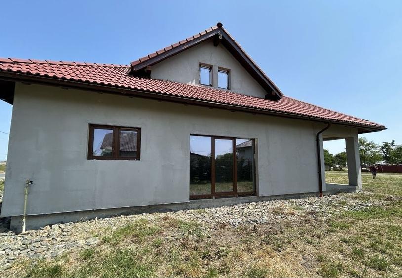 Casă cu 4 camere decomandat în Livada