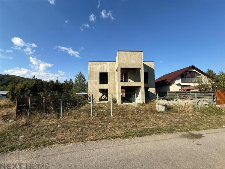 Casă cu 12 camere cu Teren 680 Mp în Podu Nărujei