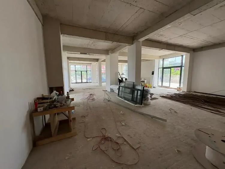 Spațiu comercial, de 372 mp, în Est