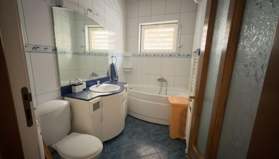 Apartament cu 3 camere semidecomandat în Câmpului