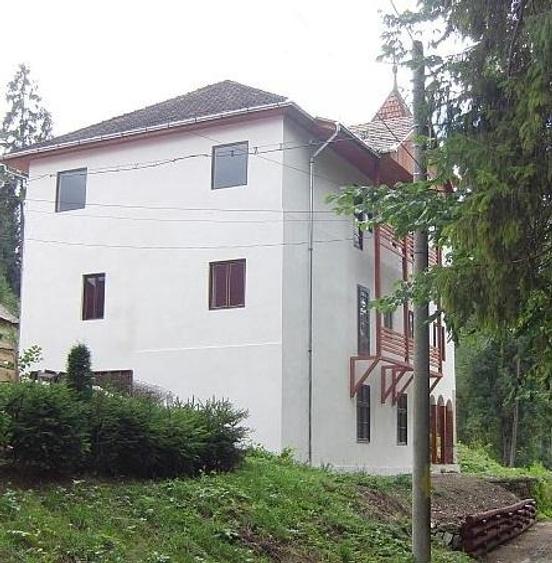 Casă individuală cu 5 camere cu Teren 896 Mp în Central
