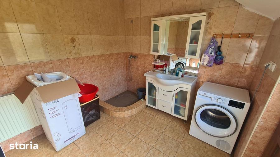 Casă cu 5 camere cu Teren 10706 Mp în Central