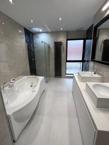 Apartament cu 4 camere decomandat în Capitale