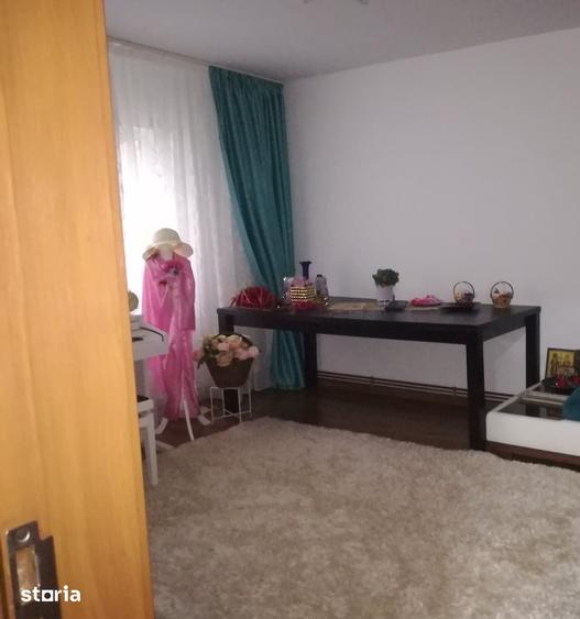 Apartament cu 4 camere decomandat în 1 Decembrie